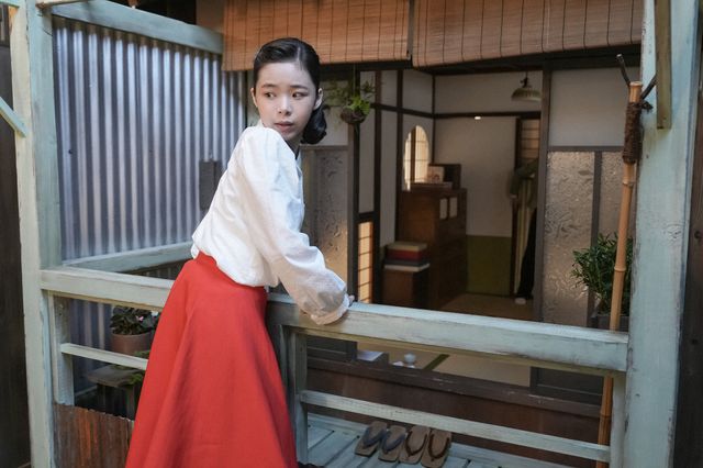 目を盗んで…「ブギウギ」第33回の場面写真（2枚目）