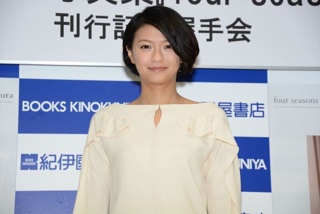 美脚＆谷間も披露の写真集！榮倉奈々イベントフォトギャラリー（3枚目）