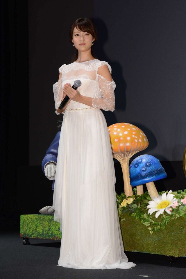 白の女王さながらの真っ白なドレスで登場した深田恭子