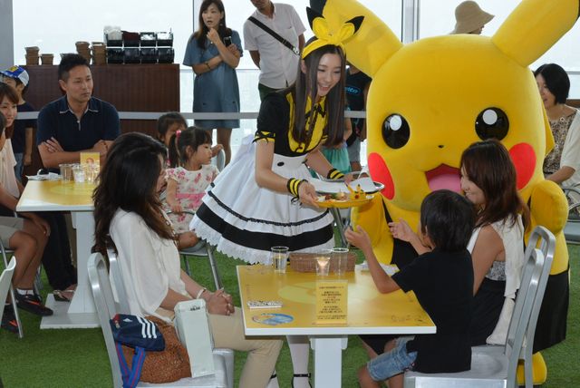 大人気「ポケモン展」にメイド衣装で登場の足立梨花、絶対領域披露も「セクシーさはないので……」と謙遜！　画像ギャラリー（2枚目）