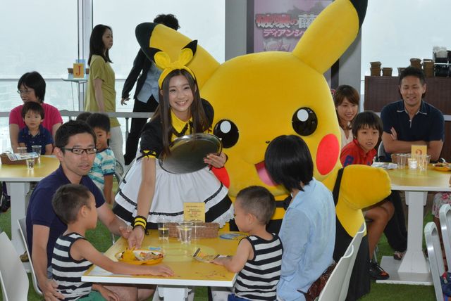 大人気「ポケモン展」にメイド衣装で登場の足立梨花、絶対領域披露も「セクシーさはないので……」と謙遜！　画像ギャラリー（3枚目）