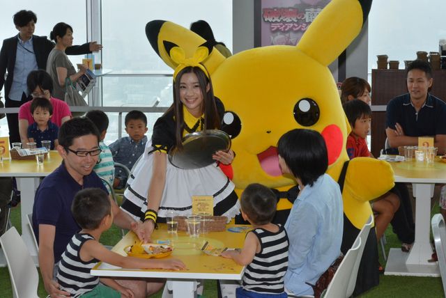 大人気「ポケモン展」にメイド衣装で登場の足立梨花、絶対領域披露も「セクシーさはないので……」と謙遜！　画像ギャラリー（4枚目）