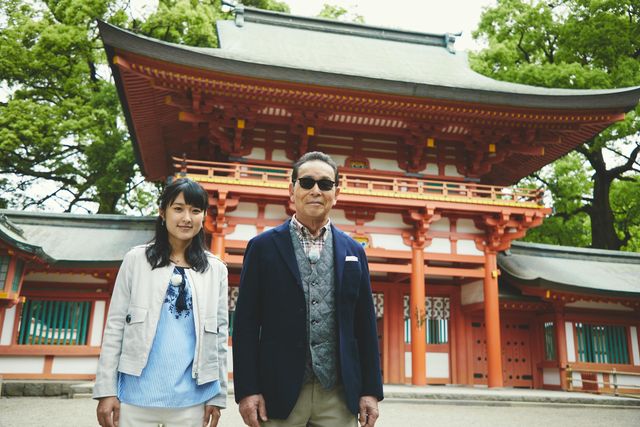 氷川神社（さいたま市）を訪れた近江友里恵アナウンサーとタモリ