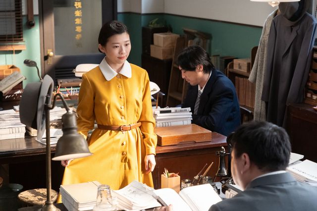 花岡（岩田剛典）が寅子（伊藤沙莉）に告げる…「虎に翼」第32回の場面写真（3枚目）