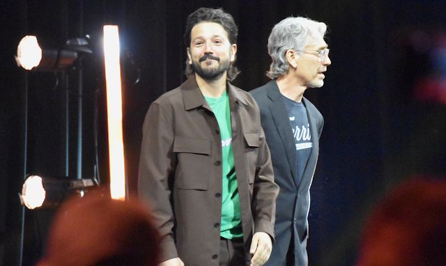「キャシアン・アンドー」主演のディエゴ・ルナとトニー・ギルロイ