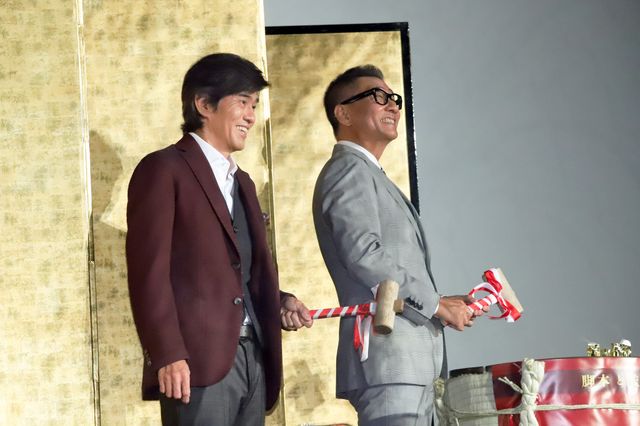 中井貴一＆佐藤浩市、鏡開きクラッカーでお祝い！『記憶にございません！』大ヒット御礼舞台あいさつ（9枚目）