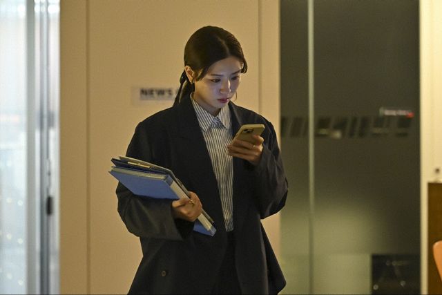 【ネタバレ】日曜劇場「キャスター」AD・本橋（道枝駿佑）も活躍！第4話場面写真（12枚目）