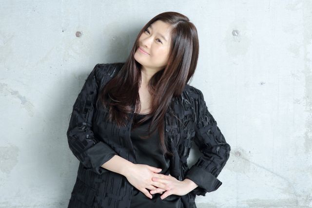 サービスカットも！篠原涼子『ウェディング・ハイ』インタビューカット集（3枚目）