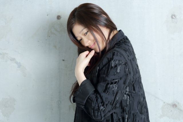 サービスカットも！篠原涼子『ウェディング・ハイ』インタビューカット集（4枚目）