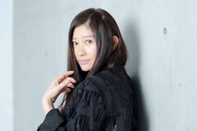 サービスカットも！篠原涼子『ウェディング・ハイ』インタビューカット集（5枚目）