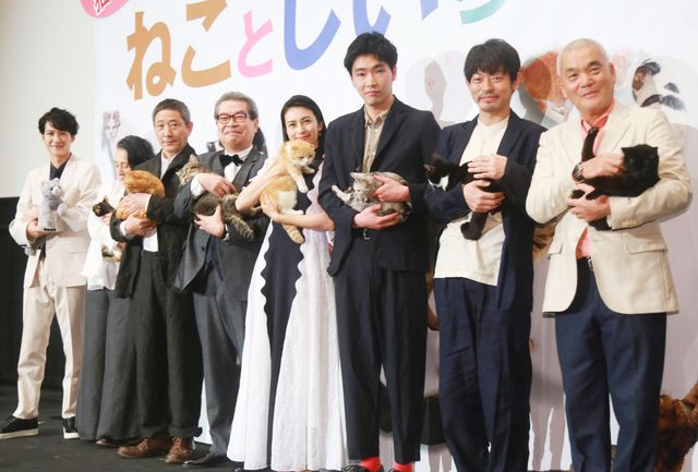 柴咲コウ、笑顔で猫を抱っこ！映画『ねことじいちゃん』初日舞台あいさつ：フォトギャラリー
