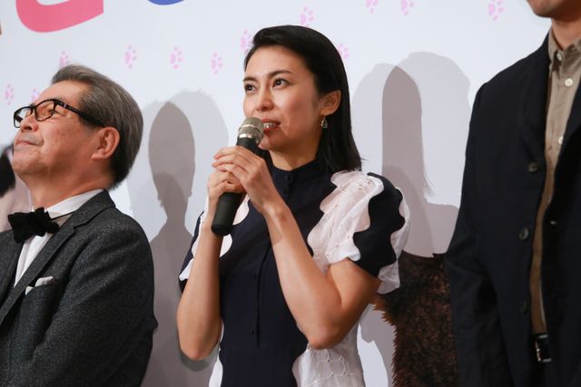 柴咲コウ、笑顔で猫を抱っこ！映画『ねことじいちゃん』初日舞台あいさつ（2枚目）