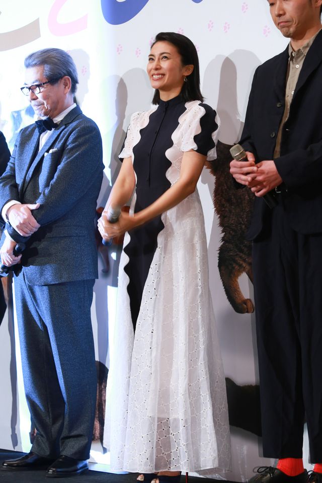 柴咲コウ、笑顔で猫を抱っこ！映画『ねことじいちゃん』初日舞台あいさつ（3枚目）