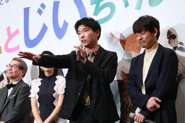 柴咲コウ、笑顔で猫を抱っこ！映画『ねことじいちゃん』初日舞台あいさつ（5枚目）