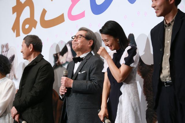柴咲コウ、笑顔で猫を抱っこ！映画『ねことじいちゃん』初日舞台あいさつ（6枚目）