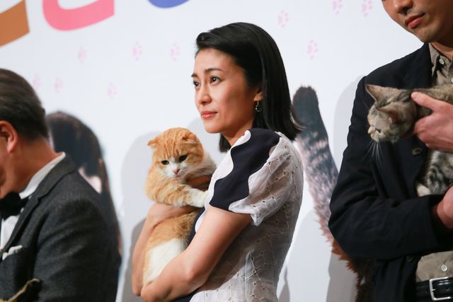柴咲コウ、笑顔で猫を抱っこ！映画『ねことじいちゃん』初日舞台あいさつ（8枚目）