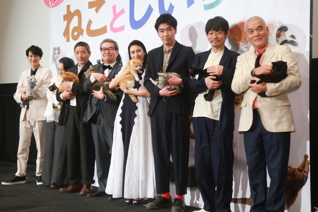 柴咲コウ、笑顔で猫を抱っこ！映画『ねことじいちゃん』初日舞台あいさつ（10枚目）