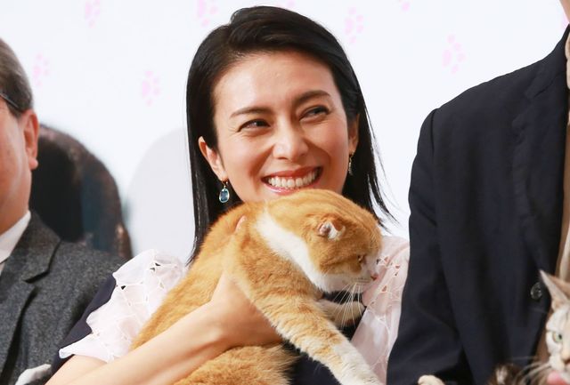 柴咲コウ、笑顔で猫を抱っこ！映画『ねことじいちゃん』初日舞台あいさつ（14枚目）