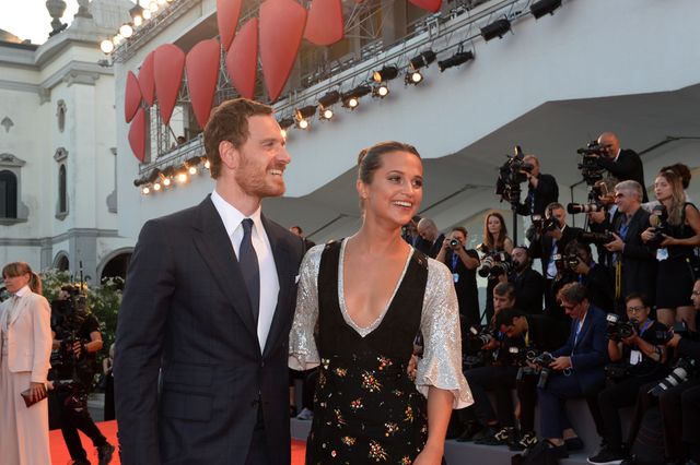 ファスベンダー、恋人ヴィキャンデルと一緒にレッドカーペット！：フォトギャラリー