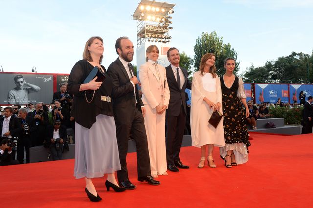 ファスベンダー、恋人ヴィキャンデルと一緒にレッドカーペット！（3枚目）