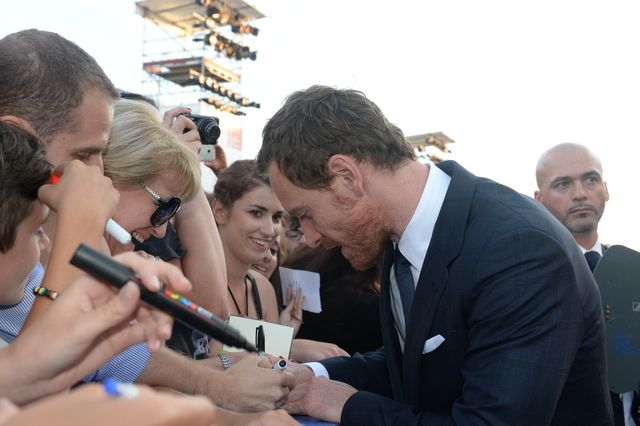 ファスベンダー、恋人ヴィキャンデルと一緒にレッドカーペット！（5枚目）