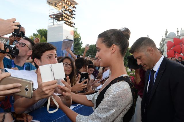 ファスベンダー、恋人ヴィキャンデルと一緒にレッドカーペット！（10枚目）