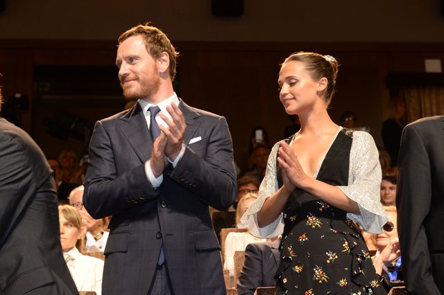 ファスベンダー、恋人ヴィキャンデルと一緒にレッドカーペット！（12枚目）