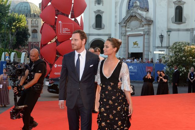 ファスベンダー、恋人ヴィキャンデルと一緒にレッドカーペット！（13枚目）