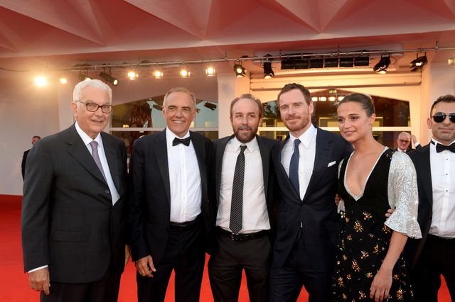 ファスベンダー、恋人ヴィキャンデルと一緒にレッドカーペット！（14枚目）