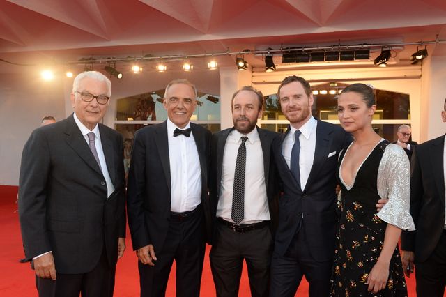 ファスベンダー、恋人ヴィキャンデルと一緒にレッドカーペット！（15枚目）