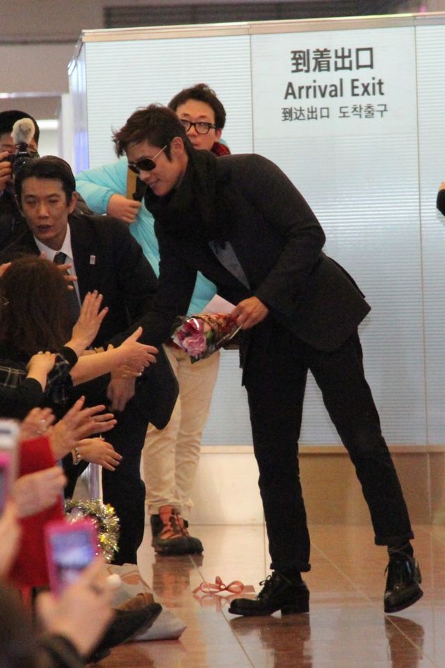 気さくな笑顔も！イ・ビョンホン、羽田空港に到着！フォトギャラリー（3枚目）