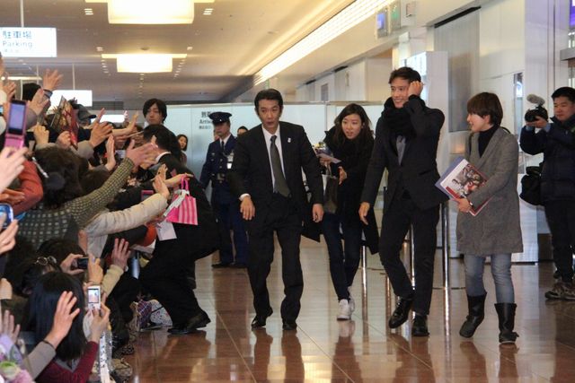 気さくな笑顔も！イ・ビョンホン、羽田空港に到着！フォトギャラリー（4枚目）