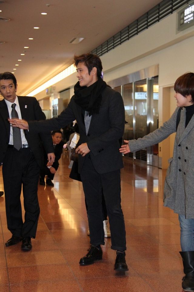 気さくな笑顔も！イ・ビョンホン、羽田空港に到着！フォトギャラリー（6枚目）