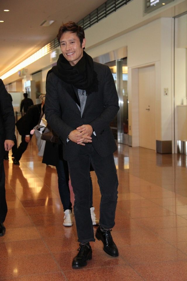 気さくな笑顔も！イ・ビョンホン、羽田空港に到着！フォトギャラリー（7枚目）