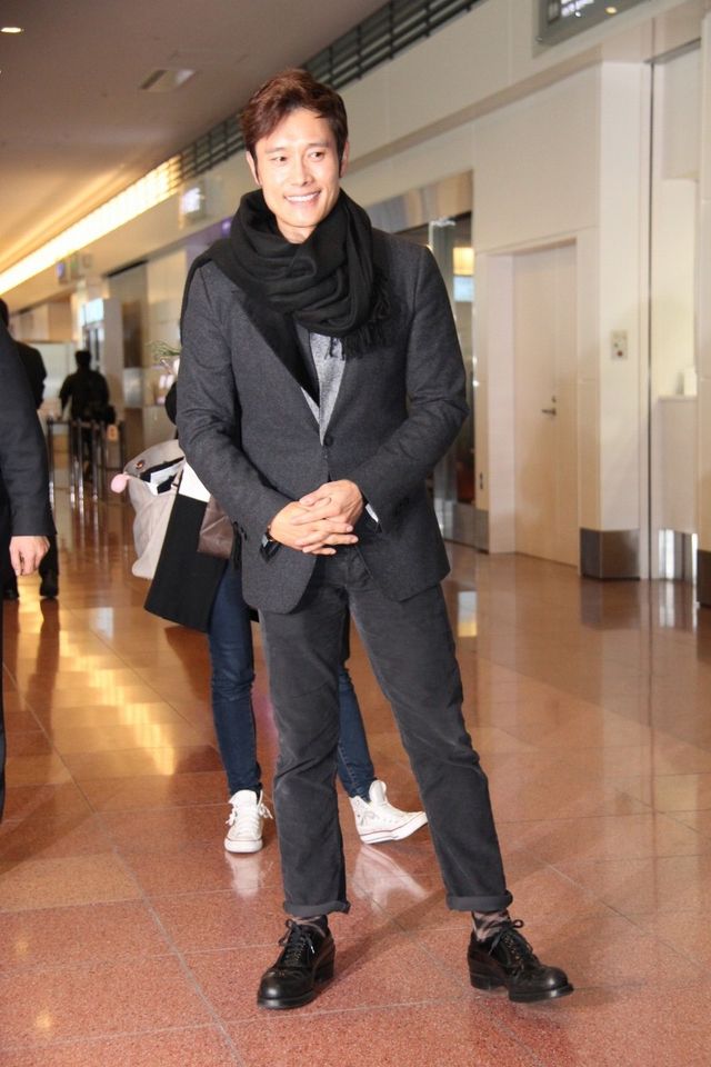 気さくな笑顔も！イ・ビョンホン、羽田空港に到着！フォトギャラリー（8枚目）