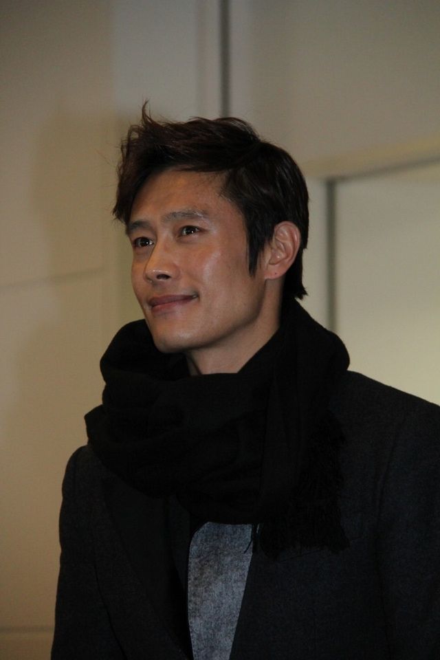 気さくな笑顔も！イ・ビョンホン、羽田空港に到着！フォトギャラリー（9枚目）