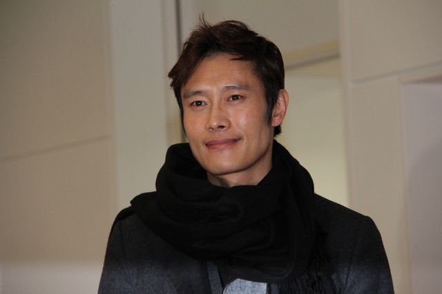 気さくな笑顔も！イ・ビョンホン、羽田空港に到着！フォトギャラリー（10枚目）