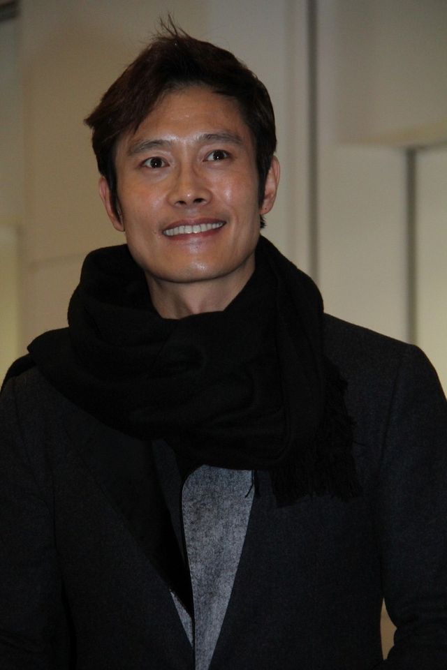 気さくな笑顔も！イ・ビョンホン、羽田空港に到着！フォトギャラリー（11枚目）