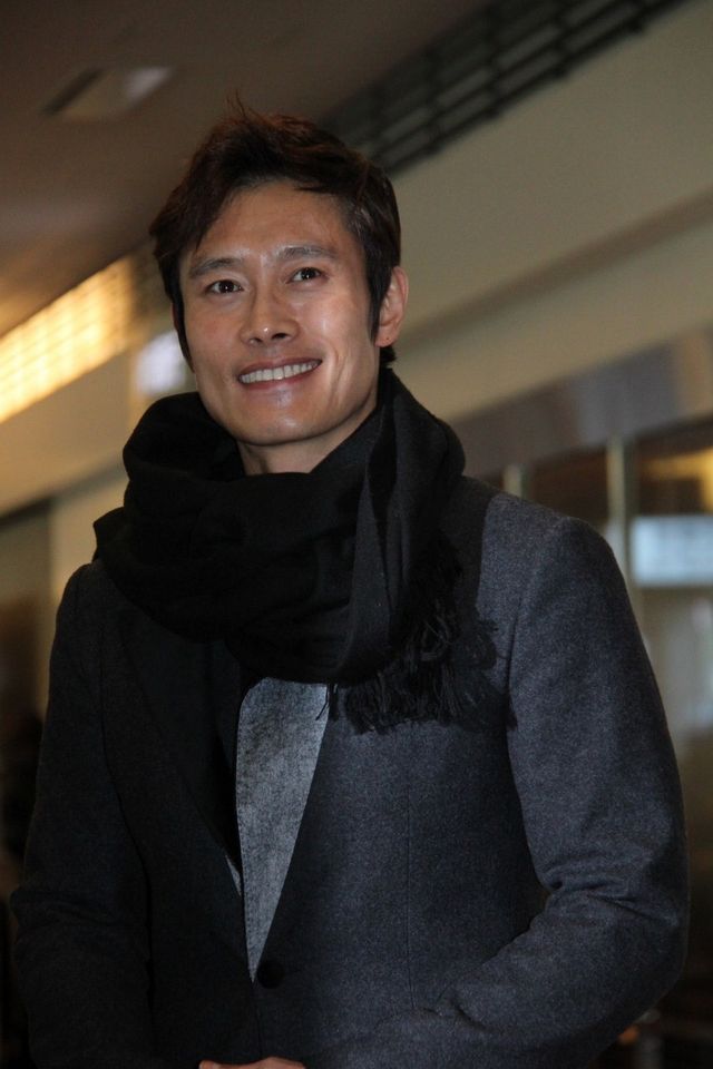 気さくな笑顔も！イ・ビョンホン、羽田空港に到着！フォトギャラリー（12枚目）