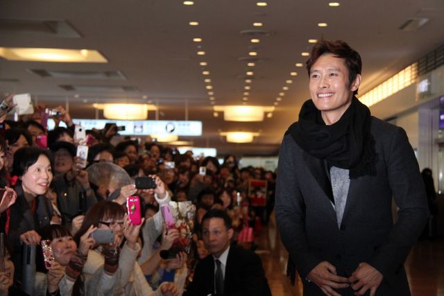 気さくな笑顔も！イ・ビョンホン、羽田空港に到着！フォトギャラリー（14枚目）