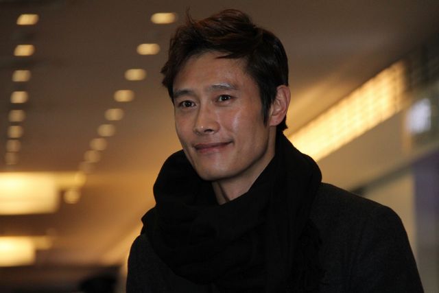 気さくな笑顔も！イ・ビョンホン、羽田空港に到着！フォトギャラリー（16枚目）