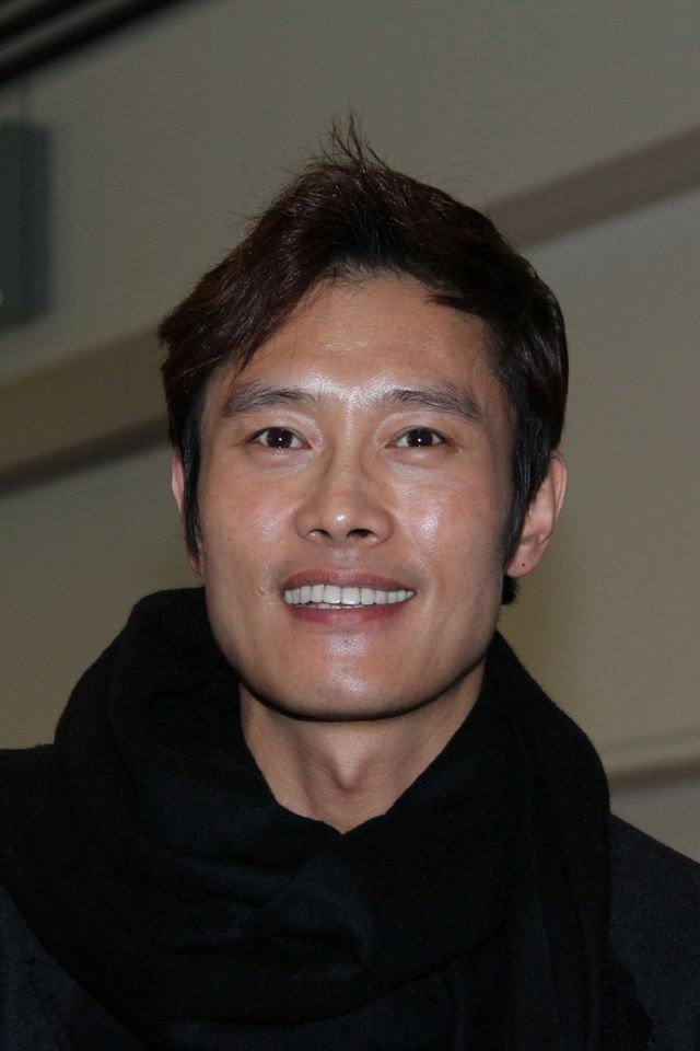 気さくな笑顔も！イ・ビョンホン、羽田空港に到着！フォトギャラリー（17枚目）