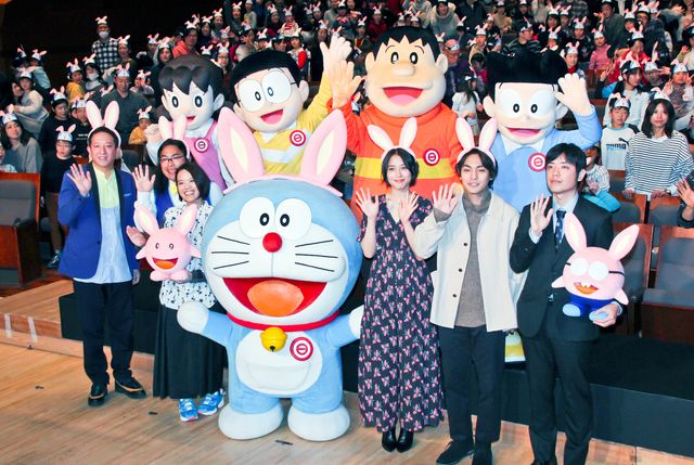 広瀬アリス＆柳楽優弥、うさ耳姿が可愛すぎ！『映画ドラえもん　のび太の月面探査記』完成披露舞台あいさつ（2枚目）