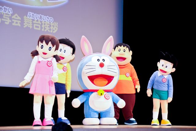 広瀬アリス＆柳楽優弥、うさ耳姿が可愛すぎ！『映画ドラえもん　のび太の月面探査記』完成披露舞台あいさつ（3枚目）