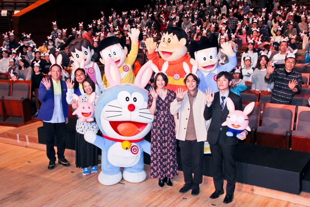 広瀬アリス＆柳楽優弥、うさ耳姿が可愛すぎ！『映画ドラえもん　のび太の月面探査記』完成披露舞台あいさつ（9枚目）