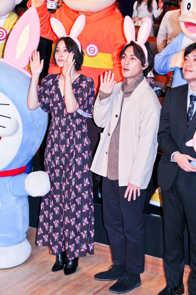 広瀬アリス＆柳楽優弥、うさ耳姿が可愛すぎ！『映画ドラえもん　のび太の月面探査記』完成披露舞台あいさつ（10枚目）
