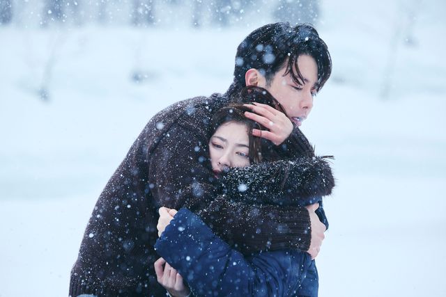 雪の中で抱き合う美紗(小芝風花)&亘(佐藤健)「私の夫と結婚して」9話場面写真:フォトギャラリー