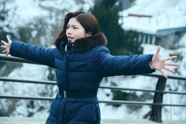 雪の中で抱き合う美紗（小芝風花）＆亘（佐藤健）「私の夫と結婚して」9話場面写真（2枚目）