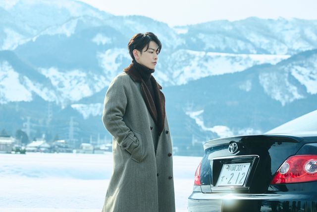 雪の中で抱き合う美紗（小芝風花）＆亘（佐藤健）「私の夫と結婚して」9話場面写真（3枚目）