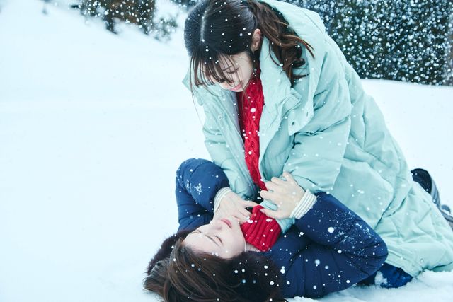 雪の中で抱き合う美紗（小芝風花）＆亘（佐藤健）「私の夫と結婚して」9話場面写真（4枚目）